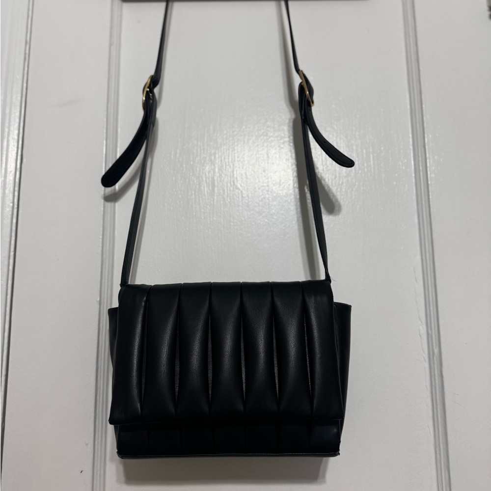 Themoire Elegant Black Quilted Shoulder Bag